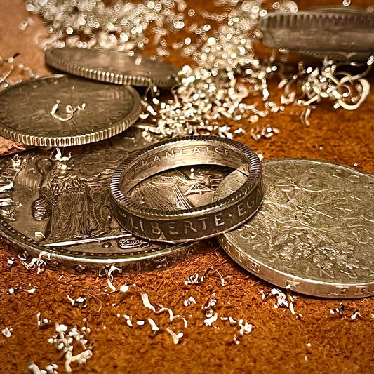 L’origine des bagues en pièces de monnaie, entre mémoire et artisanat